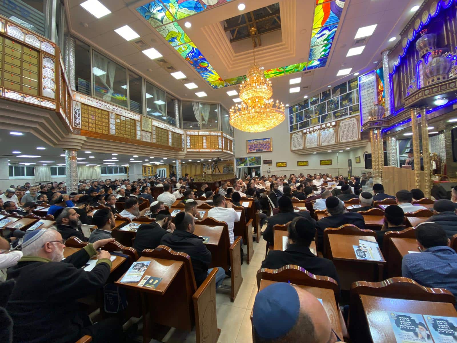 תופעה: אלפים נוהרים לשיעורו של הרב אברג'יל