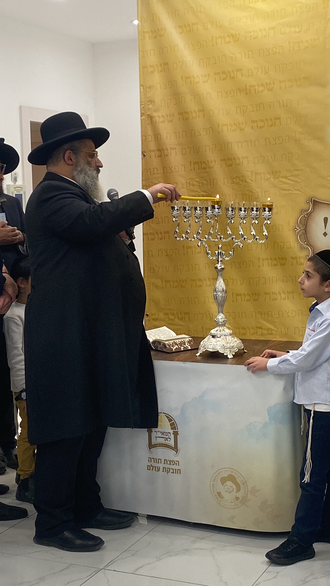 בימים ההם בזמן הזה: מעמד ההדלקה במחיצת הגר"י אברג'ל שליט"א