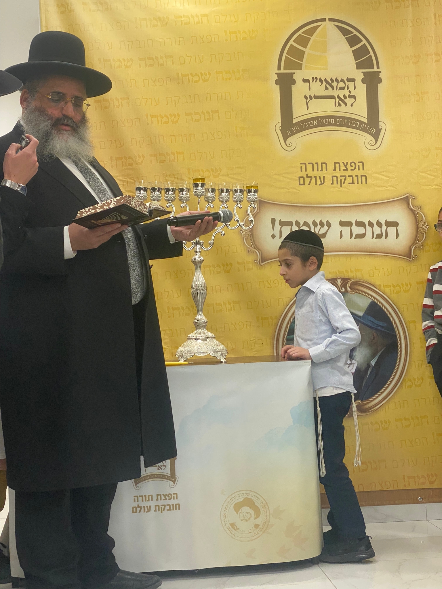 בימים ההם בזמן הזה: מעמד ההדלקה במחיצת הגר"י אברג'ל שליט"א