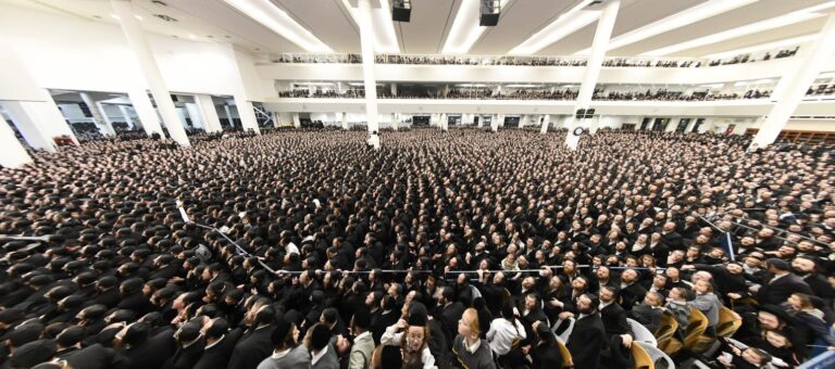 גלריה עוצמתית: חנוכה בחצר הקודש גור
