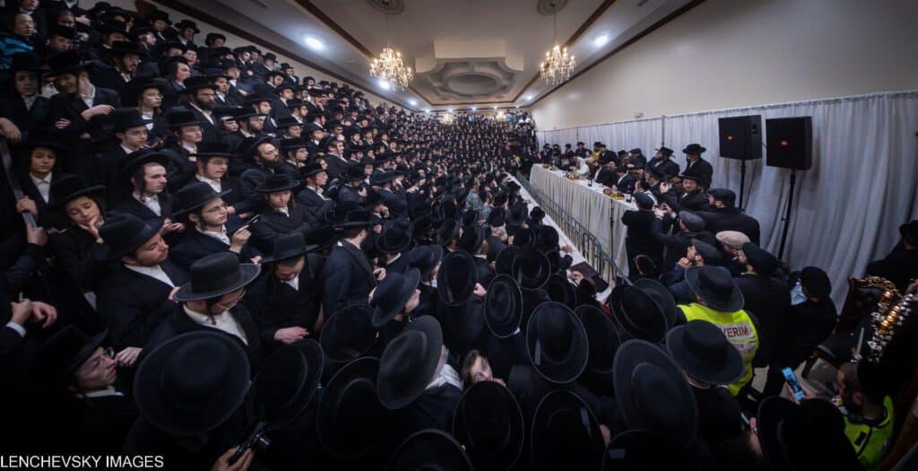 בהשתתפות אלפים בניו יורק: האדמו"ר הרב פינטו הדליק נרות חנוכה