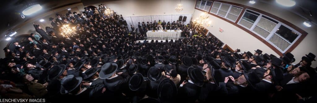 בהשתתפות אלפים בניו יורק: האדמו"ר הרב פינטו הדליק נרות חנוכה