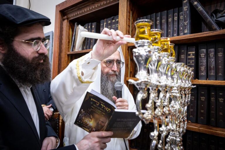בהשתתפות אלפים בניו יורק: האדמו"ר הרב פינטו הדליק נרות חנוכה