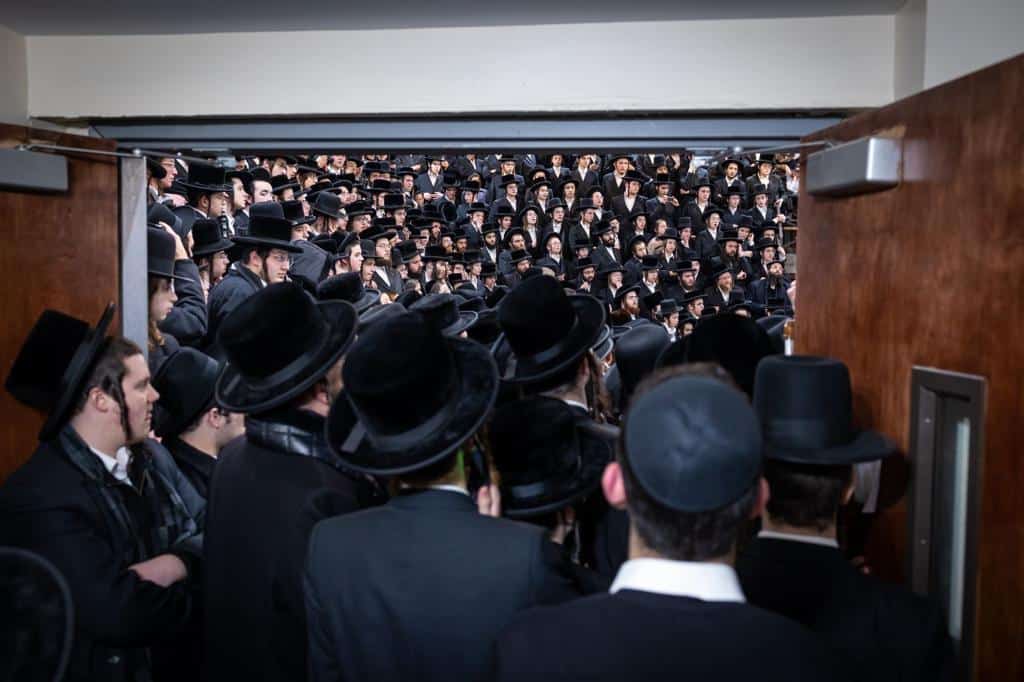 בהשתתפות אלפים בניו יורק: האדמו"ר הרב פינטו הדליק נרות חנוכה