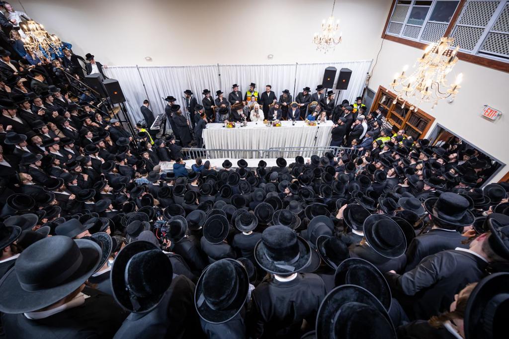 בהשתתפות אלפים בניו יורק: האדמו"ר הרב פינטו הדליק נרות חנוכה
