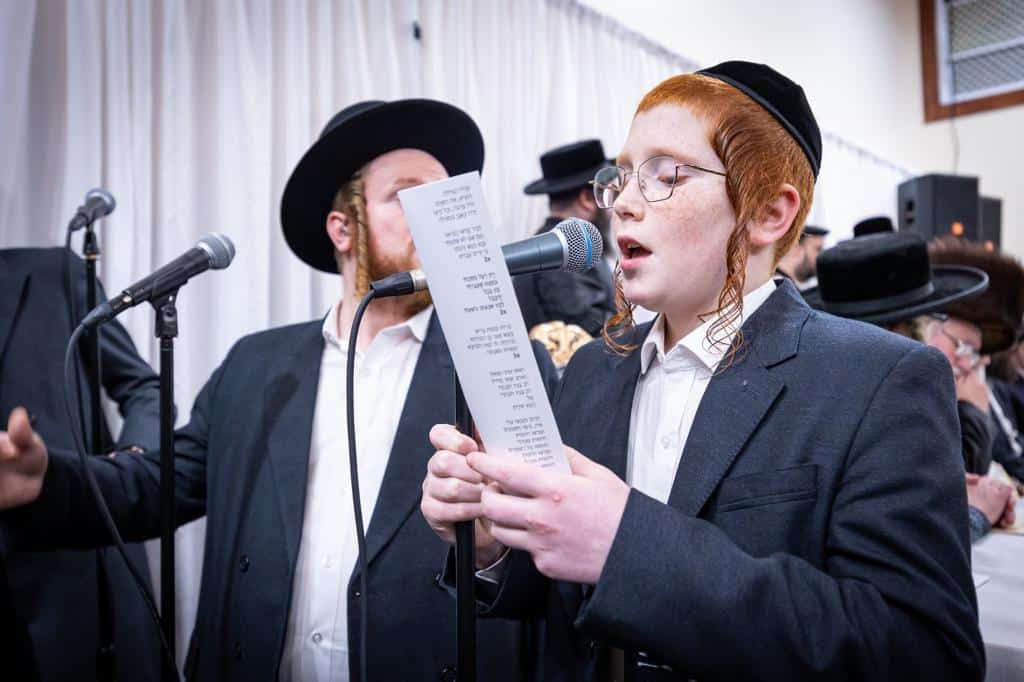 בהשתתפות אלפים בניו יורק: האדמו"ר הרב פינטו הדליק נרות חנוכה