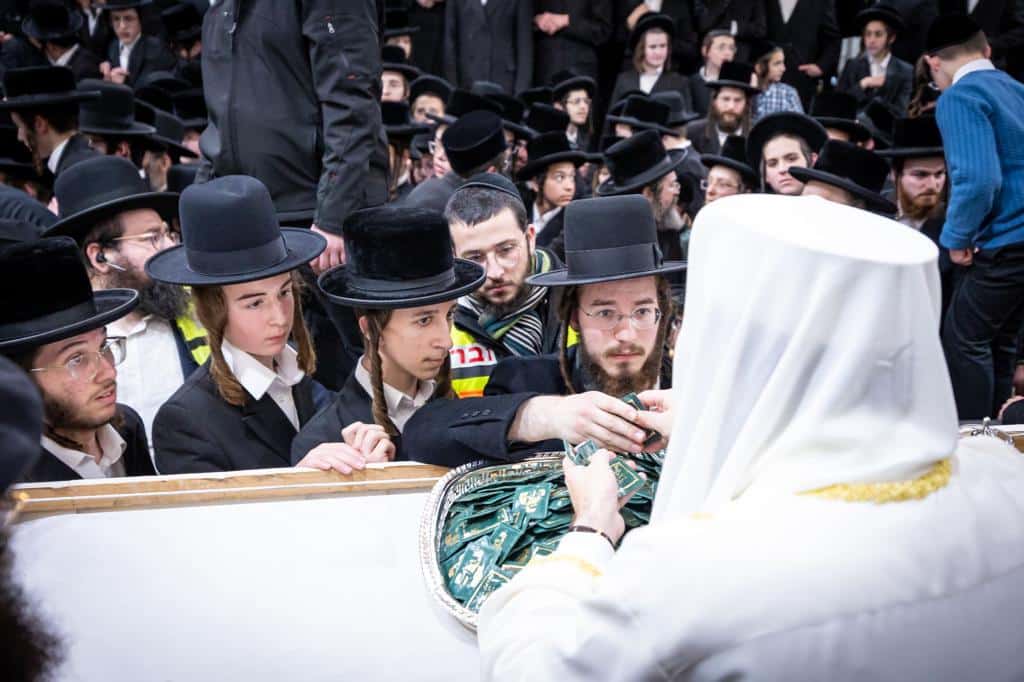 בהשתתפות אלפים בניו יורק: האדמו"ר הרב פינטו הדליק נרות חנוכה