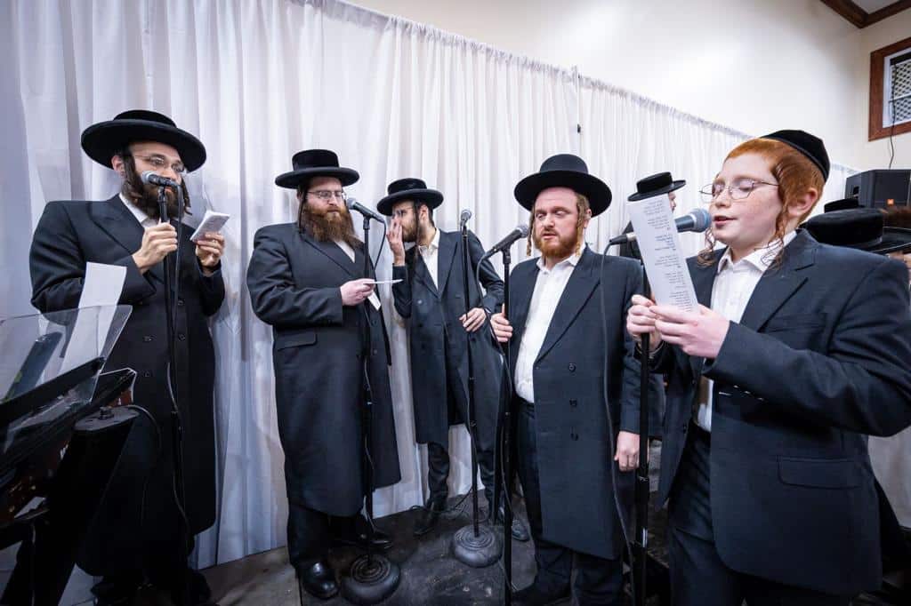 בהשתתפות אלפים בניו יורק: האדמו"ר הרב פינטו הדליק נרות חנוכה