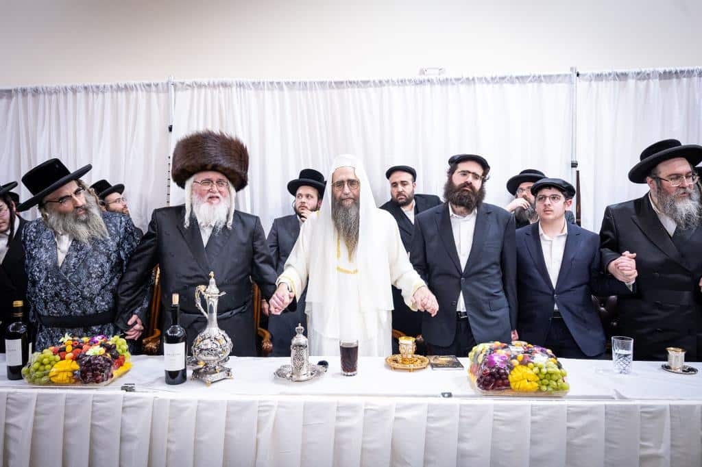 בהשתתפות אלפים בניו יורק: האדמו"ר הרב פינטו הדליק נרות חנוכה