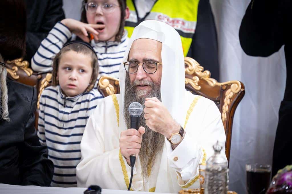 בהשתתפות אלפים בניו יורק: האדמו"ר הרב פינטו הדליק נרות חנוכה