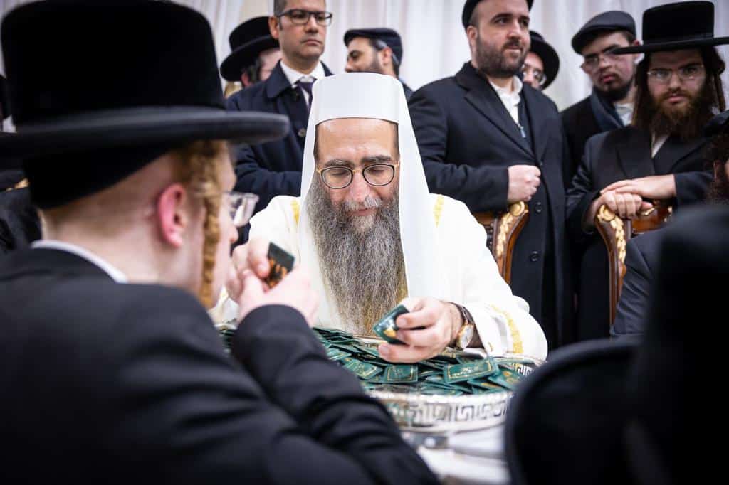 בהשתתפות אלפים בניו יורק: האדמו"ר הרב פינטו הדליק נרות חנוכה