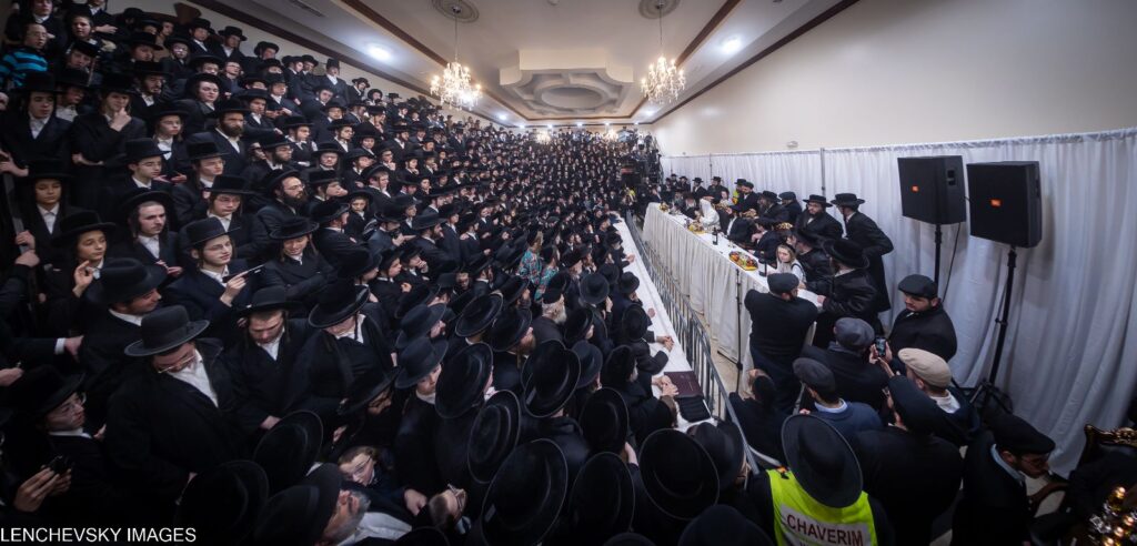 בהשתתפות אלפים בניו יורק: האדמו"ר הרב פינטו הדליק נרות חנוכה