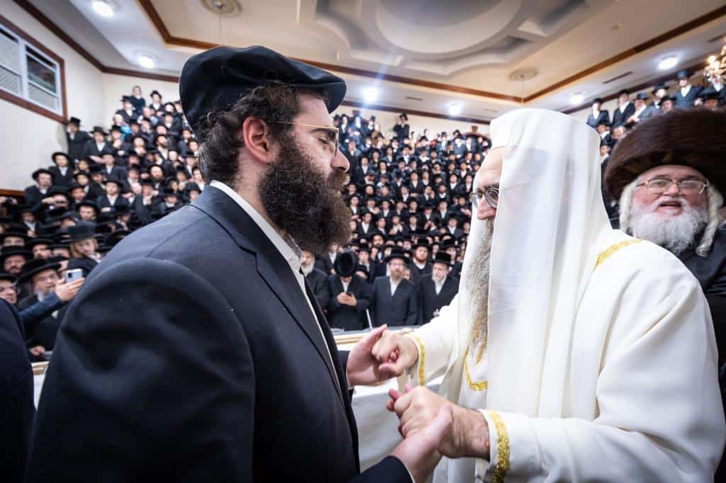 בהשתתפות אלפים בניו יורק: האדמו"ר הרב פינטו הדליק נרות חנוכה