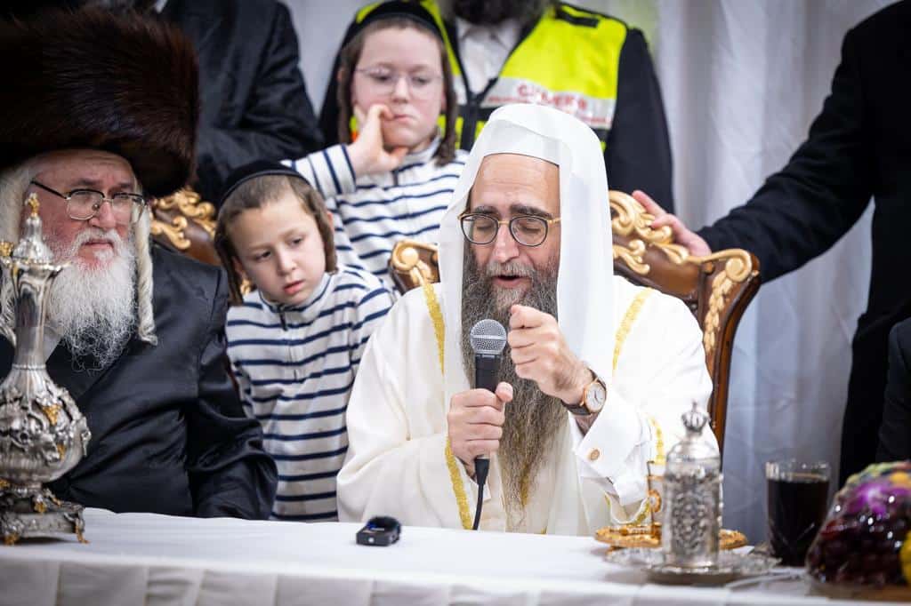 בהשתתפות אלפים בניו יורק: האדמו"ר הרב פינטו הדליק נרות חנוכה