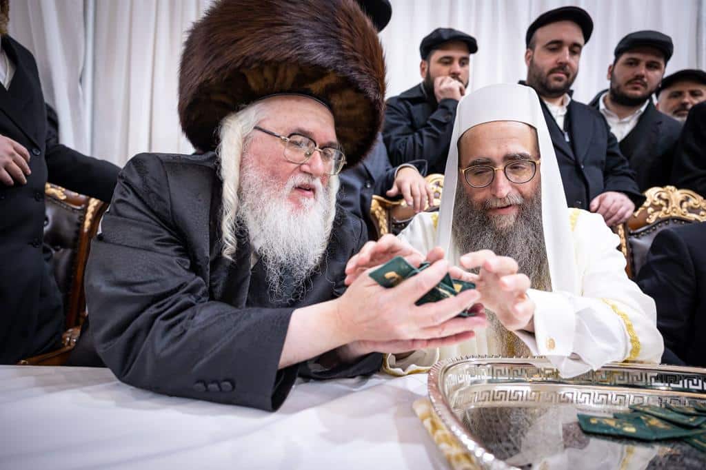 בהשתתפות אלפים בניו יורק: האדמו"ר הרב פינטו הדליק נרות חנוכה
