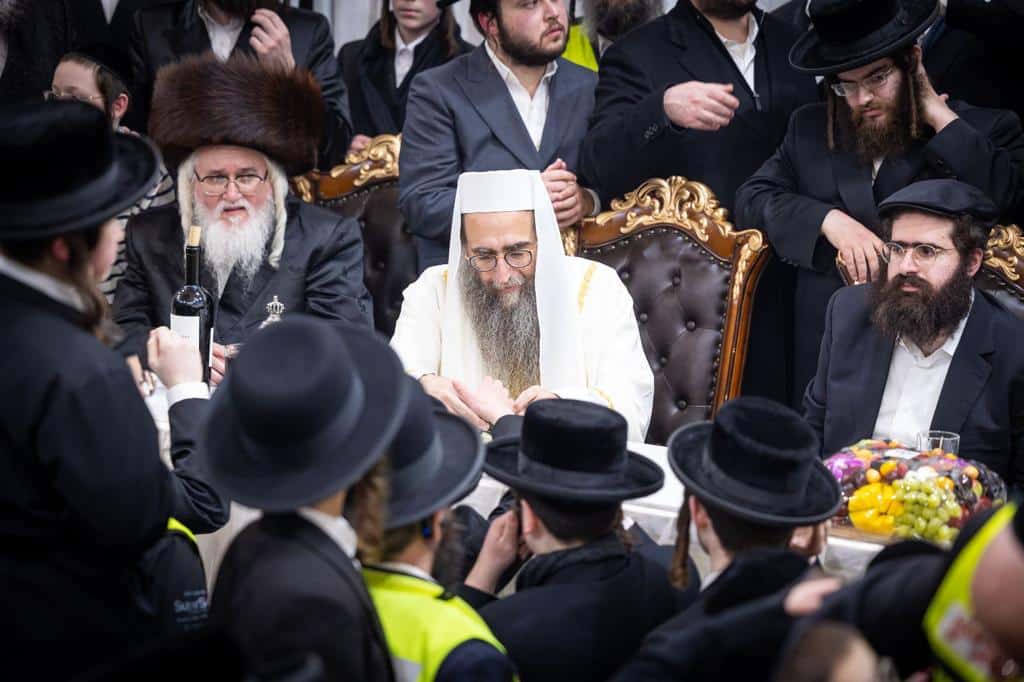 בהשתתפות אלפים בניו יורק: האדמו"ר הרב פינטו הדליק נרות חנוכה