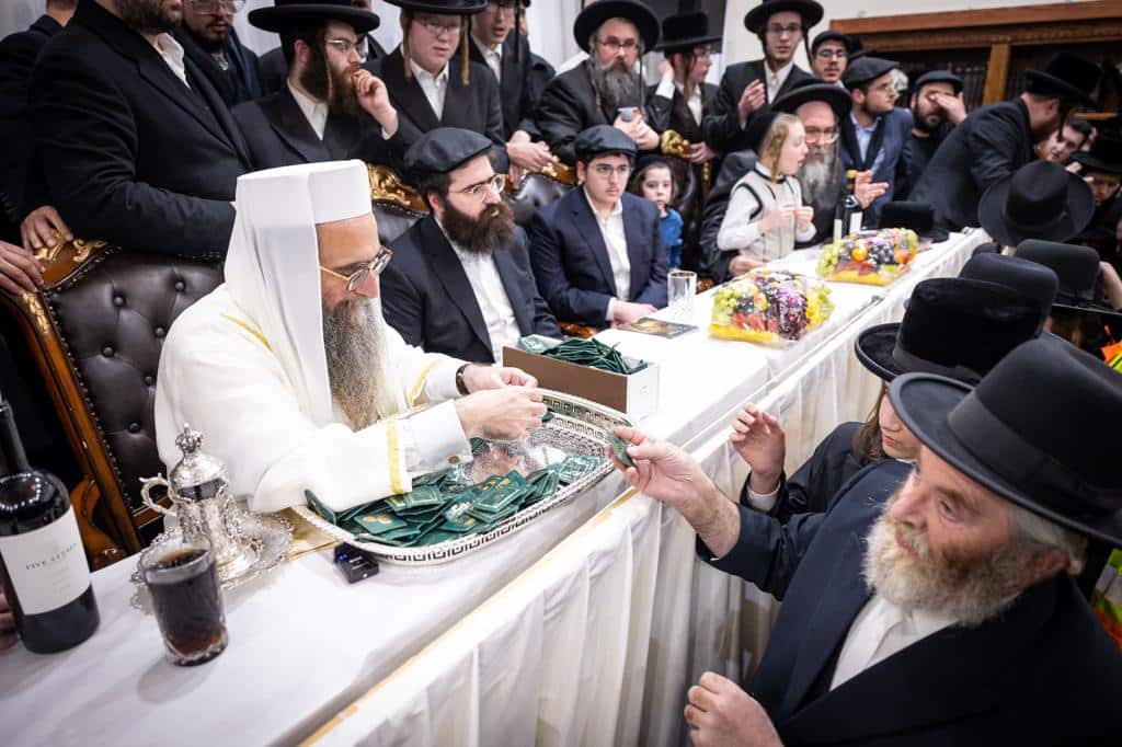 בהשתתפות אלפים בניו יורק: האדמו"ר הרב פינטו הדליק נרות חנוכה