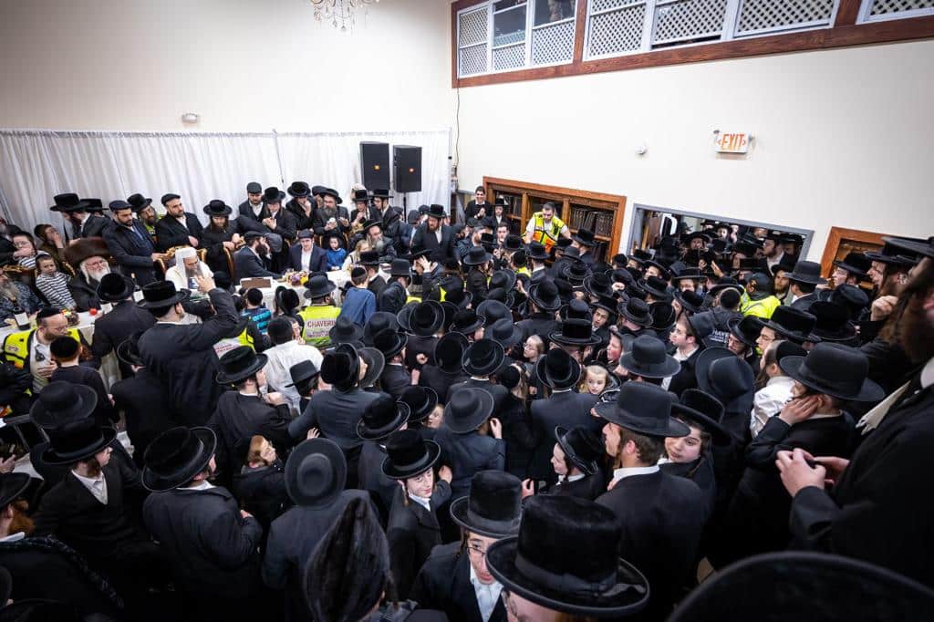 בהשתתפות אלפים בניו יורק: האדמו"ר הרב פינטו הדליק נרות חנוכה