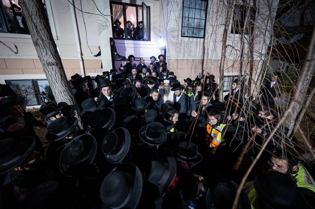 בהשתתפות אלפים בניו יורק: האדמו"ר הרב פינטו הדליק נרות חנוכה