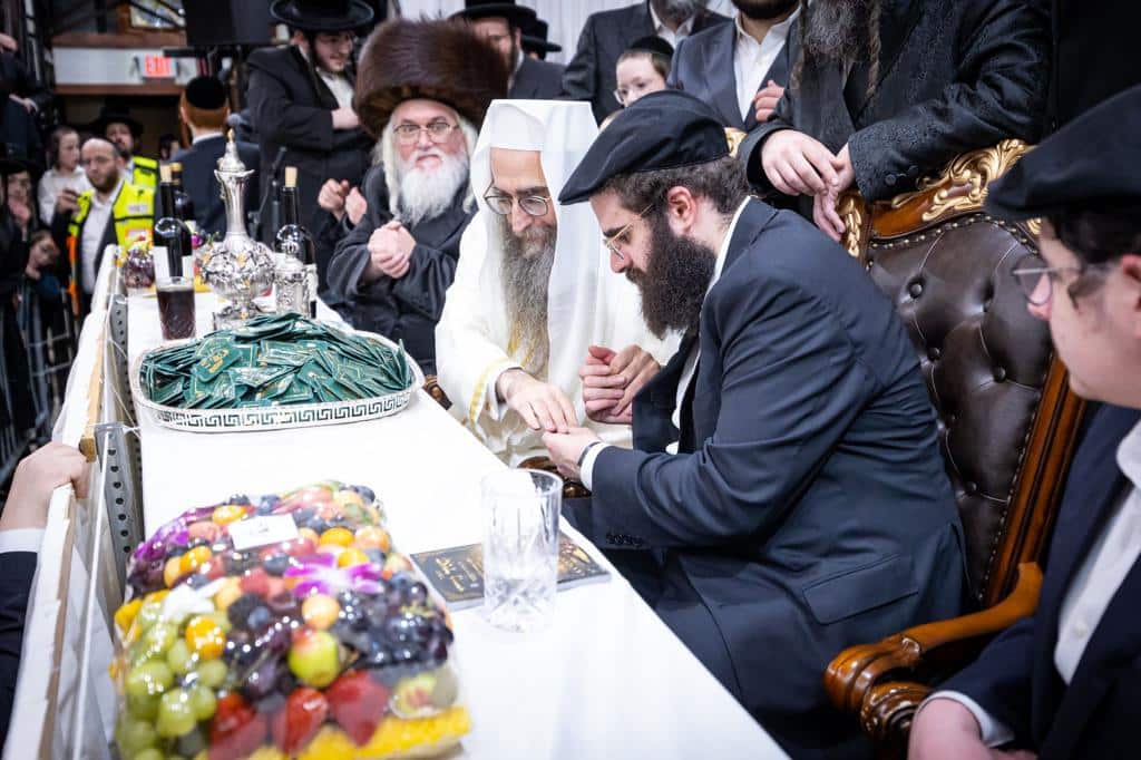 בהשתתפות אלפים בניו יורק: האדמו"ר הרב פינטו הדליק נרות חנוכה