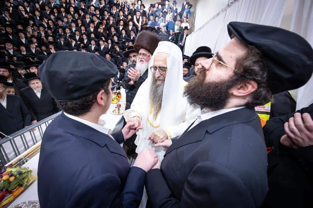בהשתתפות אלפים בניו יורק: האדמו"ר הרב פינטו הדליק נרות חנוכה