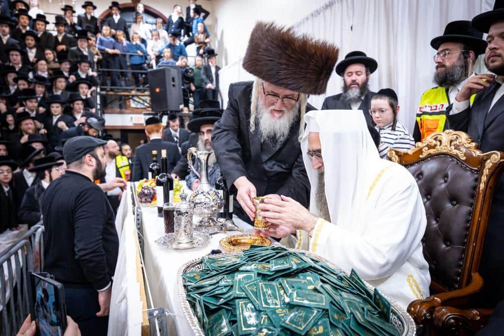 בהשתתפות אלפים בניו יורק: האדמו"ר הרב פינטו הדליק נרות חנוכה