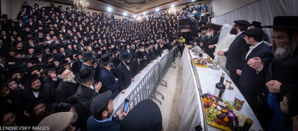 בהשתתפות אלפים בניו יורק: האדמו"ר הרב פינטו הדליק נרות חנוכה