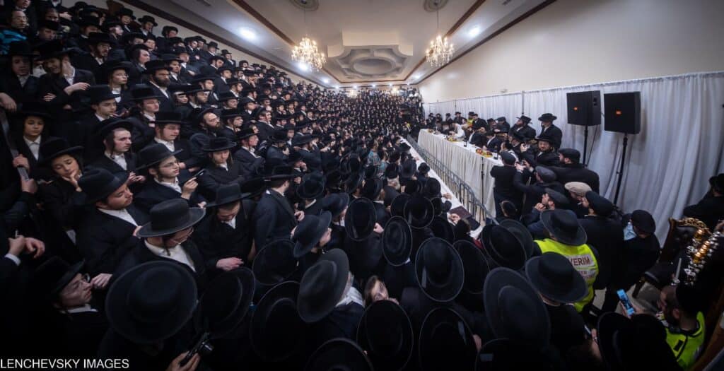 בהשתתפות אלפים בניו יורק: האדמו"ר הרב פינטו הדליק נרות חנוכה