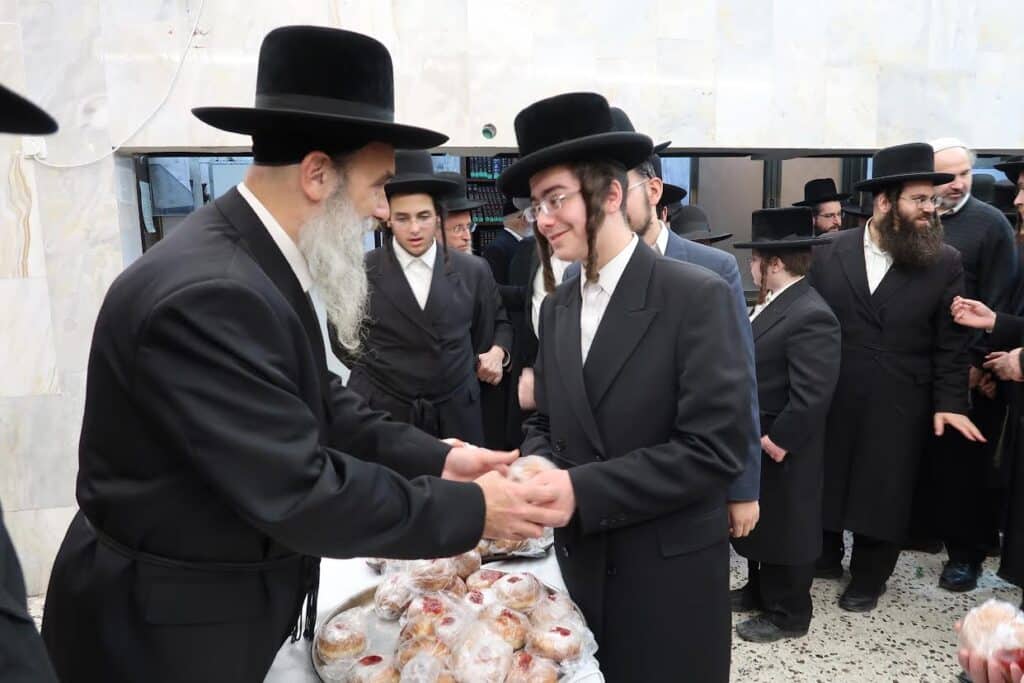 תיעוד מאירועי החג בחצר הקודש אשלג בבני ברק