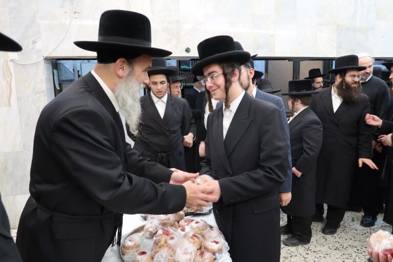 תיעוד מאירועי החג בחצר הקודש אשלג בבני ברק