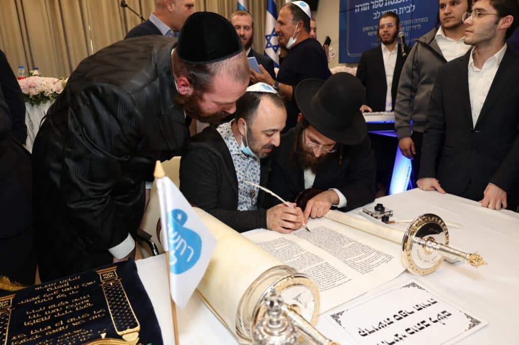 במעמד מרגש הוכנס ספר תורה לבית "רחשי לב" במרכז הרפואי "שיבא"טוב