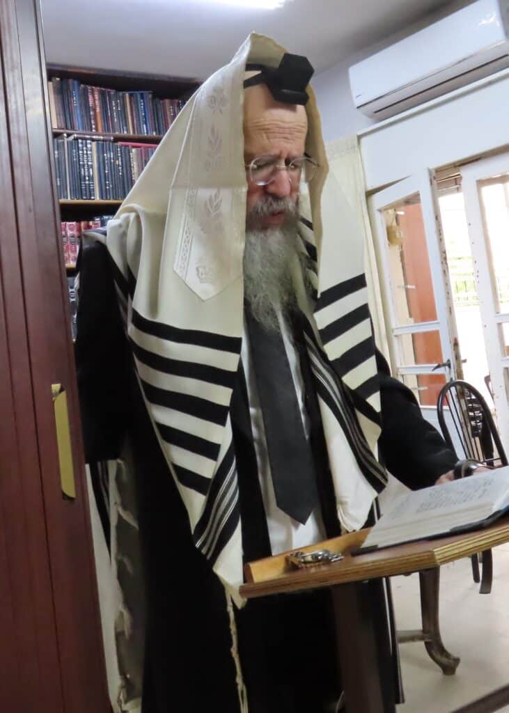 ראש ישיבת פונביז' עובר לפני העמוד