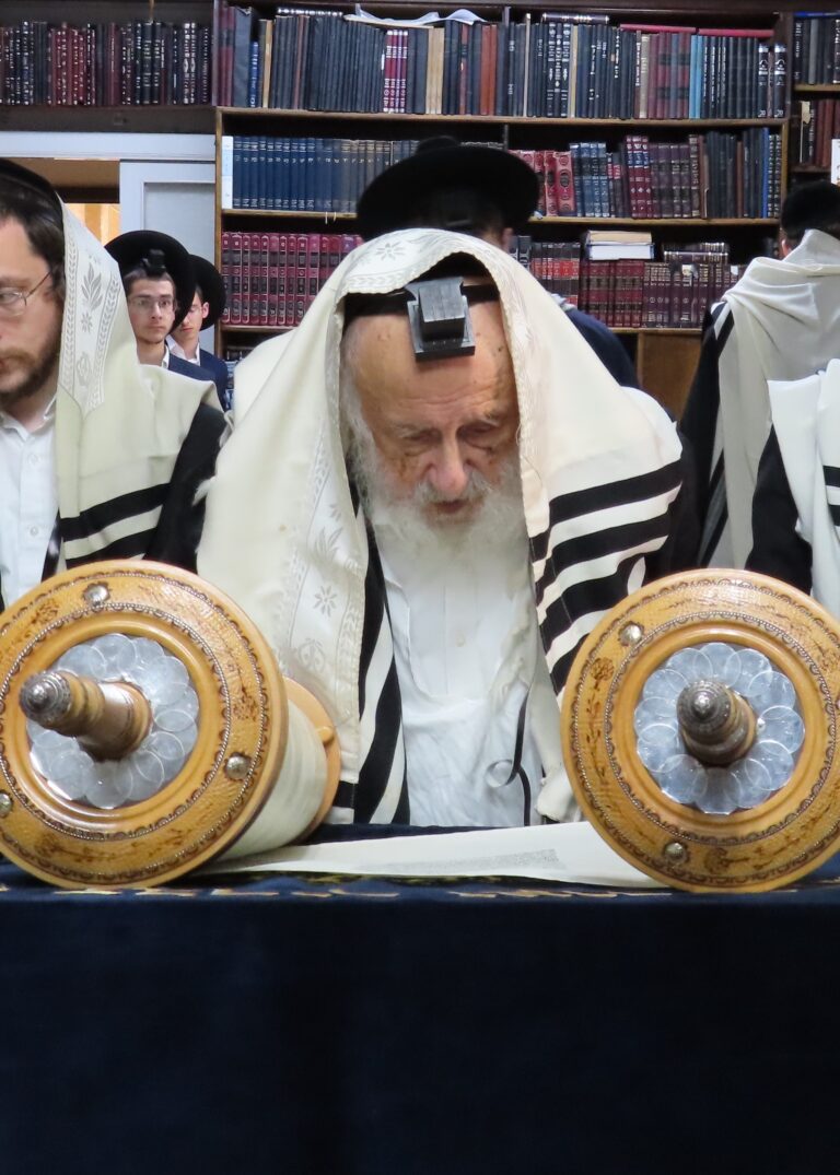 ראש ישיבת פונביז' עובר לפני העמוד