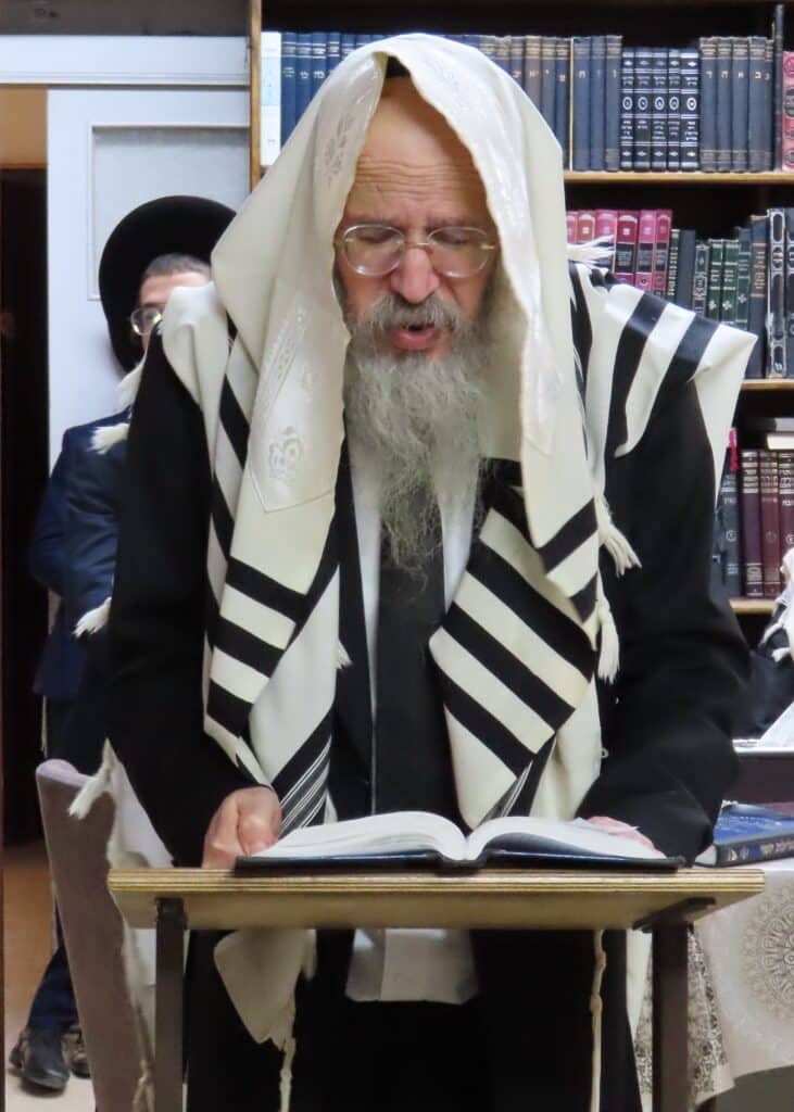 ראש ישיבת פונביז' עובר לפני העמוד