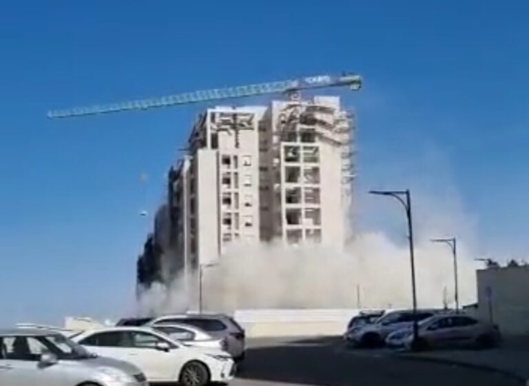 כך קרסו הפיגומים  בגבעת זאב