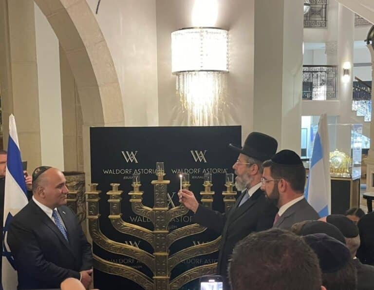 במלון היוקרתי: הרב לאו הדליק עם הארגנטינאים