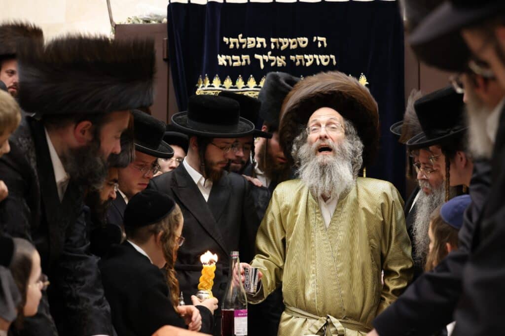 החסידים הקיפו את המשפיע