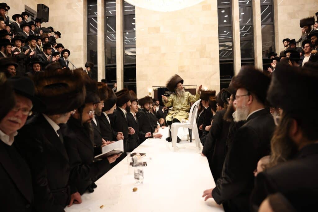 החסידים הקיפו את המשפיע