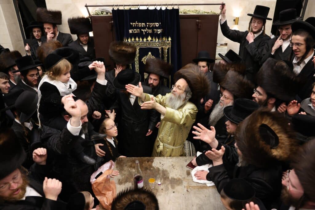 החסידים הקיפו את המשפיע