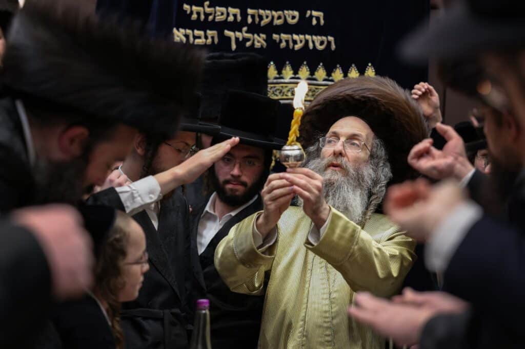 החסידים הקיפו את המשפיע