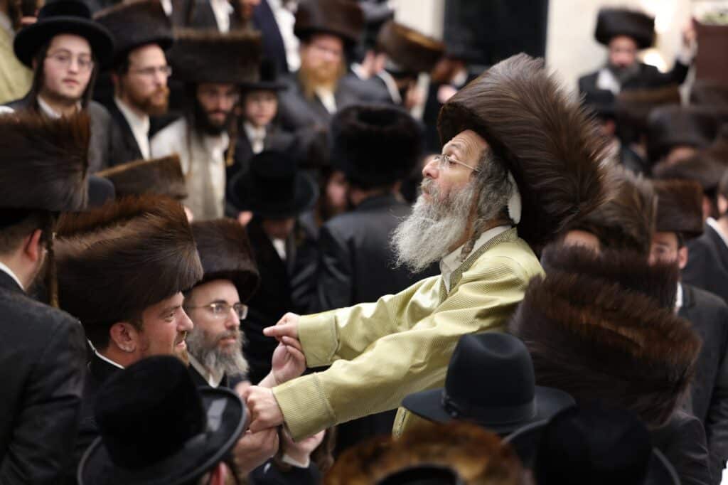 החסידים הקיפו את המשפיע