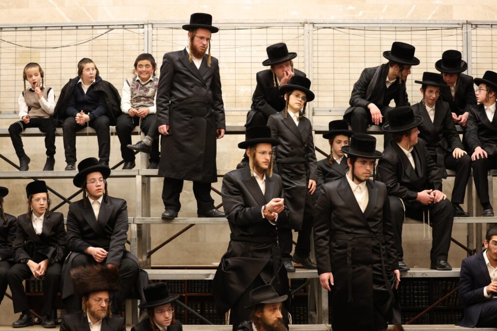 החסידים הקיפו את המשפיע