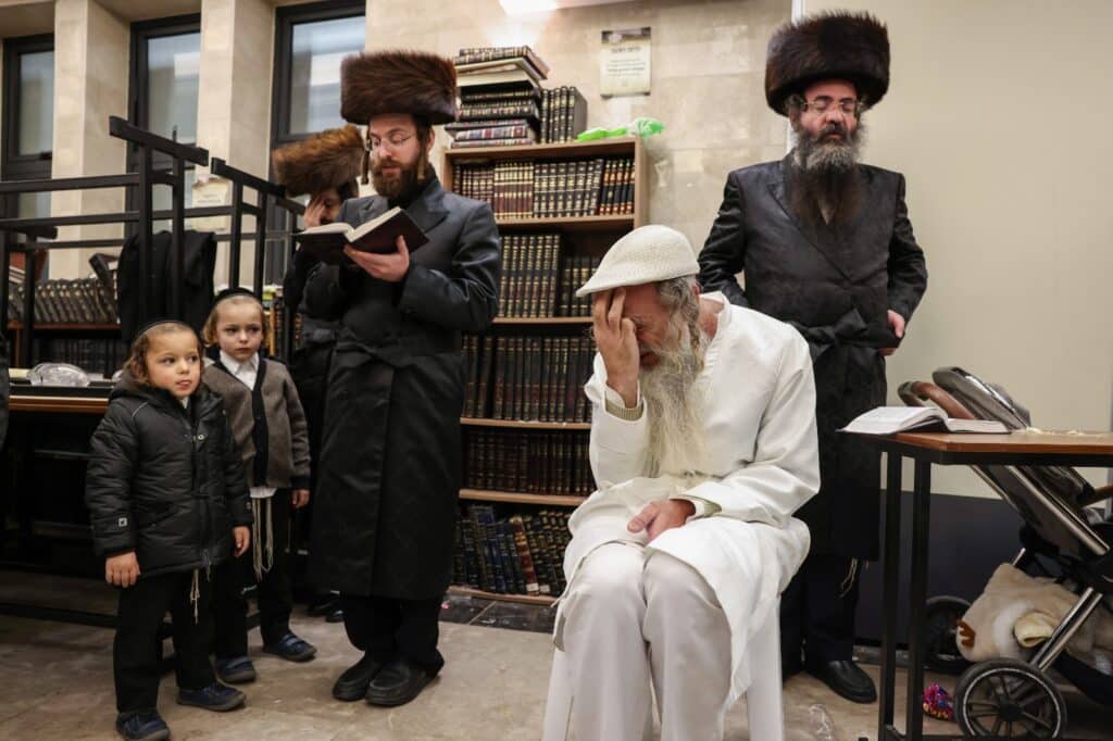 החסידים הקיפו את המשפיע