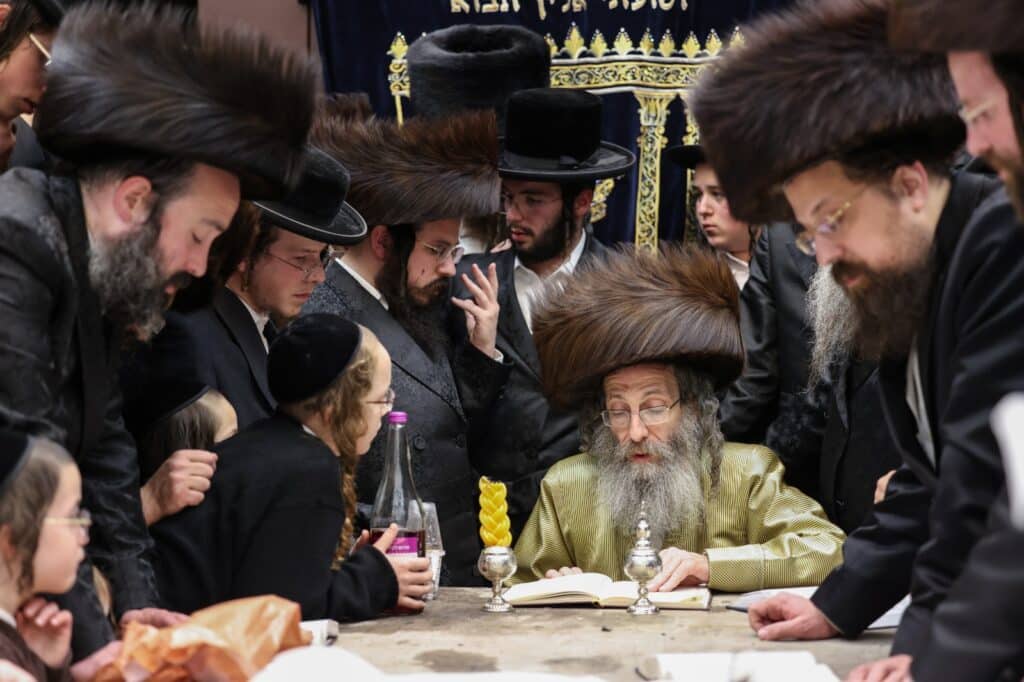 החסידים הקיפו את המשפיע