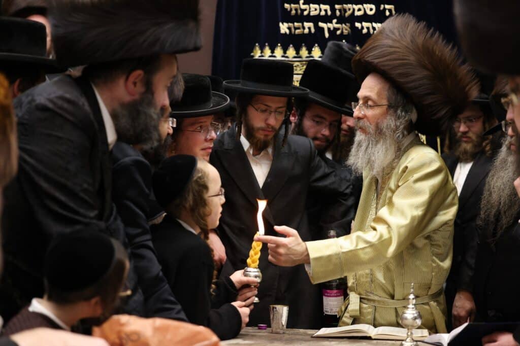 החסידים הקיפו את המשפיע