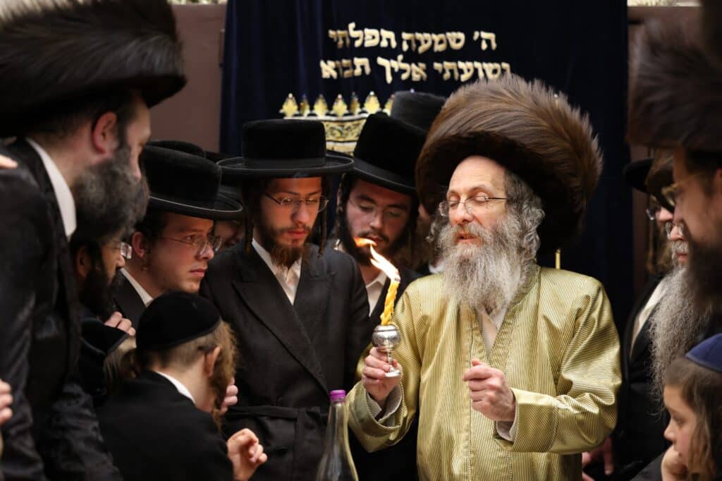 החסידים הקיפו את המשפיע