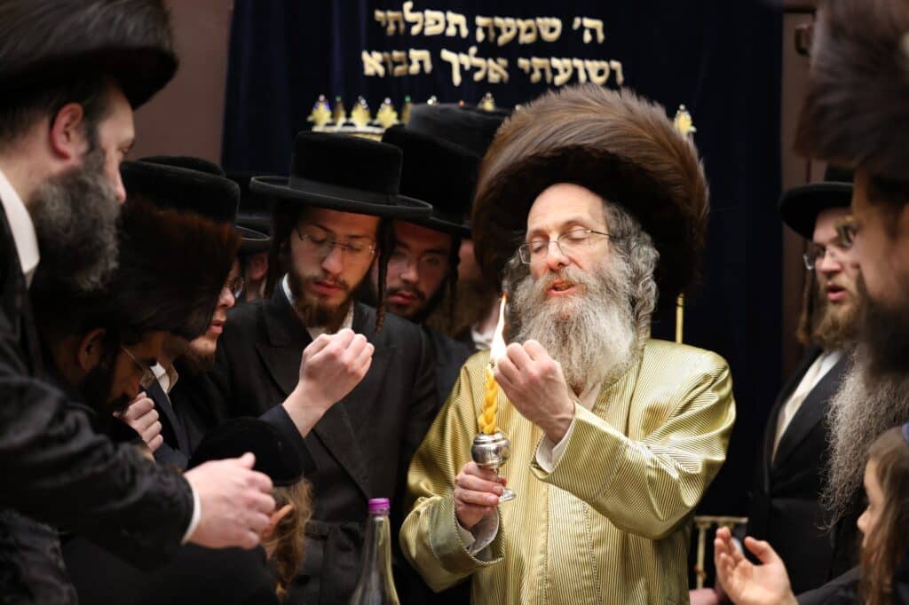 החסידים הקיפו את המשפיע