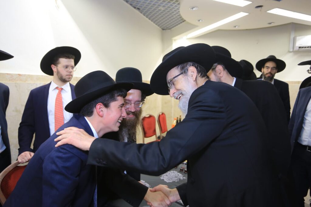 הגאון רבי עמרם פריד אירס את בנו