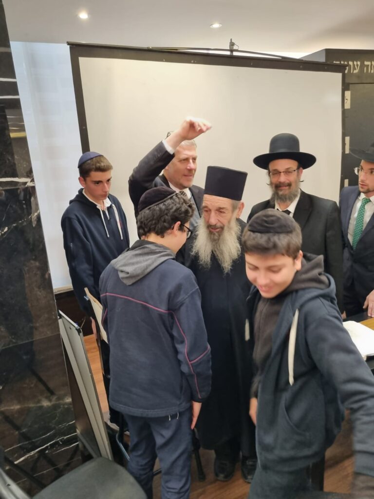 מקסיקו קיבלה בהתרגשות פני את חכם ניסים בן שמעון