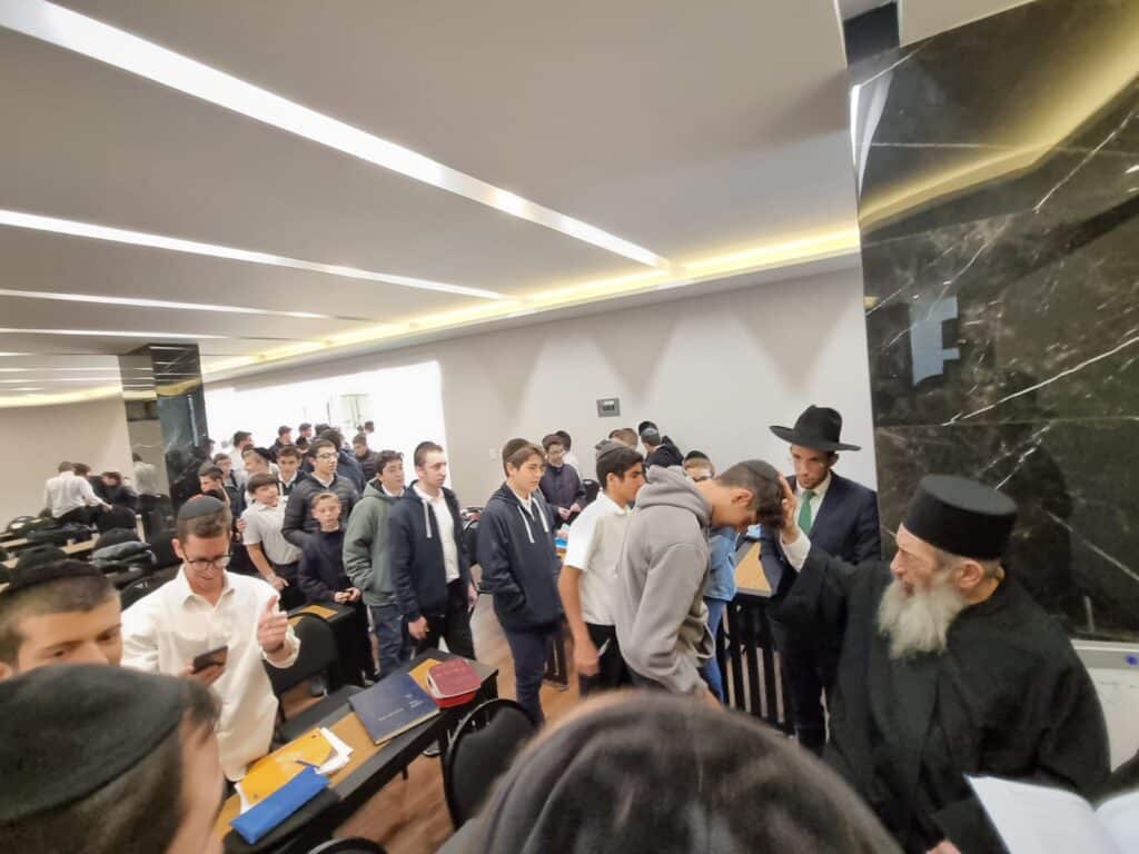 מקסיקו קיבלה בהתרגשות פני את חכם ניסים בן שמעון